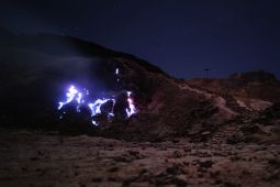Fenomena Blue Fire Papandayan, BPBD Garut minta warga jauhi 500 meter dari kawah