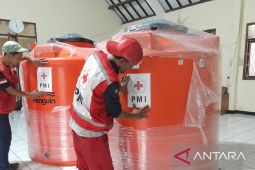 PMI Cianjur mendistribusikan empat toren ke empat desa terdampak kemarau