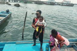 SAR evakuasi 49 penumpang KM Hendra Jaya di Laut Aru