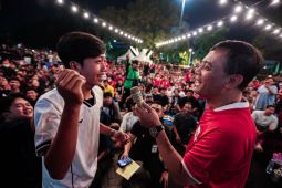 Gubernur Ahmad Luthfi berbaur dengan ribuan warga nobar timnas