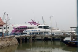 Aktivitas pelayaran di pelabuhan Tanjungpandan normal di tengah kabut asap