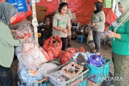 Delapan perempuan di Bekasi olah limbah plastik jadi BBM