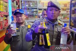 Satpol PP Cianjur menyita ratusan miras dalam razia
