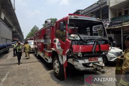Ngeri! Kecelakaan mobil Damkar tabrak 6 kendaraan di Jakut