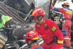Detik-detik Baliho ambruk di Buahbatu Bandung timpa warung, 1 orang tergencet puing
