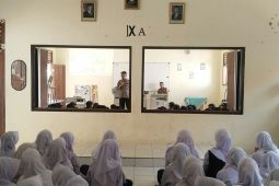 Polres Garut mengedukasi pelajar tertib lalu lintas dan bahaya narkoba