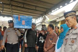 Polres Blitar dampingi pemakaman korban kapal Virgo Transport