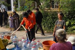 Pemkab Kediri salurkan 15.000 liter air bersih untuk warga Desa Surat