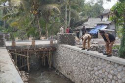 Kabupaten Garut membangun jembatan untuk akses jalur pertanian
