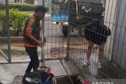 DLH Cianjur menormalisasi saluran air dari sampah cegah banjir