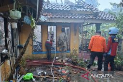 Polres Cianjur mengamankan perempuan terkait kebakaran dua rumah