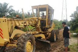Ketua PSI Labura perbaiki jalan kampung Tarutung II dengan dana pribadi