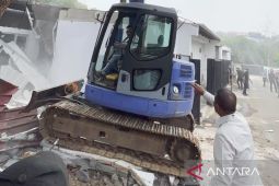 Buldozer robohkan unit mewah di Lapas Cibinong