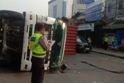 Kronologis  truk kontainer terguling usai tabrak separator busway di Tambora