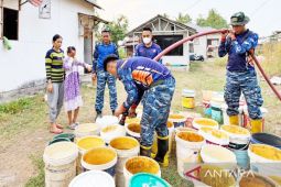 Lanud Sjamsudin Noor bagikan air bersih untuk warga terdampak kekeringan