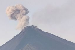 Luncuran lava Gunung Karangetang mengarah ke sejumlah kali
