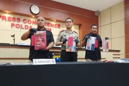 Polda Jatim tangkap lima tersangka kasus pencurian modus ganjal ATM