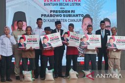 Pemkab Cianjur bersama YGSN menyerahkan bantuan becak dari Presiden