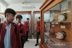 Disbudpar Cirebon mengenalkan seni tradisi lewat pameran museum