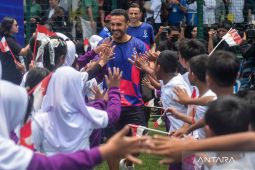 Mantan pesepak bola dunia bagikan sepatu gratis dalam program sosial FIFA Boots for All