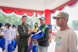Kodam Pattimura bagikan 500 paket sembako untuk peringati HUT TNI, ini kata Kasdam