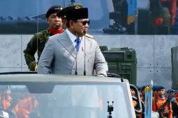 Prabowo naik Maung MV3 periksa pasukan dan alutsista HUT Ke-81 TNI
