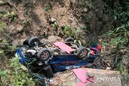 Ikuti peta ponsel, Minibus pengantar pengantin masuk jurang di Cianjur!