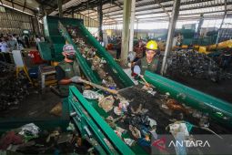 Musim Hujan Tiba Pemkot Bandung Fokus Bersihkan Sampah Penyumbat Saluran Air