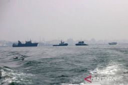 Sebuah kapal tanker terbakar usai dihantam proyektil di Selat Hormuz