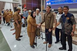 Pemkot Pematangsiantar salurkan bantuan alat kesehatan kepada lansia dan disabilitas