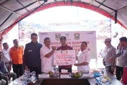 Kemensos serahkan bantuan Rp358,86 juta untuk korban bencana Solok