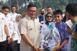 Pemkot Bukittinggi bagikan bantuan perlengkapan sekolah ribuan murid baru