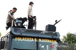 Kapolresta Banjarmasin berjibaku bersama relawan padamkan karhutla di Batola