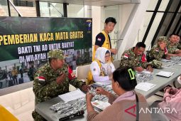 Kodam XII/Tanjungpura bagikan 1.000 kacamata bagi warga perbatasan
