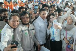Layani foto karyawan IWIP, Seskab hampir tertinggal rombongan Presiden