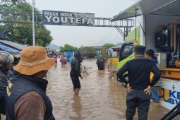 Pemkot Jayapura lakukan penanganan banjir di sejumlah lokasi