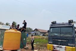 Dampak kemarau panjang, Polres SBT Maluku salurkan air bersih ke wilayah terdampak kekeringan