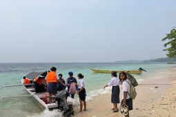 Polairud Malut ambil inisiatif layani penyeberangan pelajar di Pulau Morotai