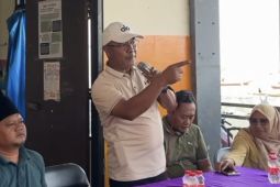 DLH Surabaya ajak anak-anak Kenjeran bersihkan pantai