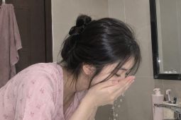 5 cara menjaga kelembapan kulit wajah menurut AAD, Mudah dan ampuh