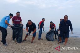 PW Pemuda Muslim dan KB BKPRMI bersihkan pantai Manado