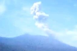 PGA sebut Gunung Ibu di Halmahera Barat kembali erupsi lontarkan abu 800 meter