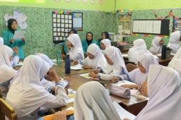 Edukasi pemilahan sampah, UMS ajak siswa MI Muhammadiyah Gedongan peduli lingkungan