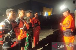 Tim SAR evakuasi empat penumpang longboat hilang kontak akibat kabut
