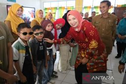 Ketua TP PKK Madina tekankan toleransi sejak dini saat kunjungi SLB