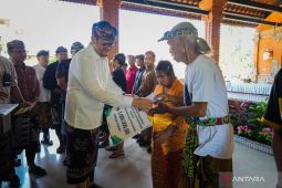 Badung berkomitmen tingkatkan kesejahteraan warga dengan salurkan bansos disabilitas dan BRLH