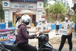 Imigrasi Maluku bagikan masker pada masyarakat hindari asap karhutla