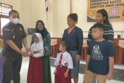 Kejari Singkawang salurkan lebih dari 1.000 KIA kepada siswa SD