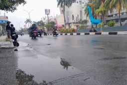 BMKG keluarkan peringatan potensi hujan dan petir disertai angin kencang di Malut