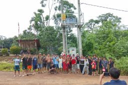 201 KK di Dusun Sei Biang Bengkayang nikmati listrik masuk desa